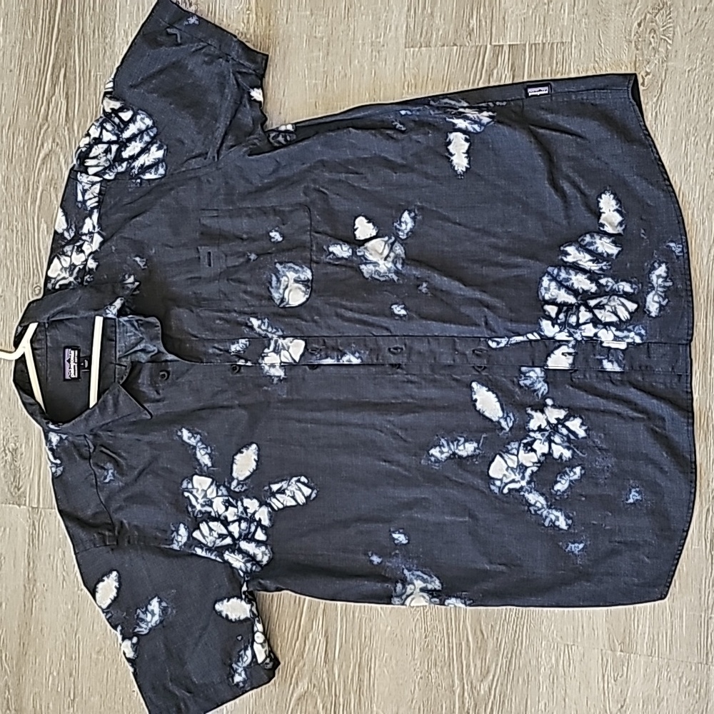 Men's Navy blue tye dye size large Patagonia button down up shirt